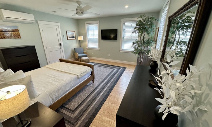 Yachting Village Hôtel | Beautiful 1 Bed/ 1 Bath/ Dog Friendly/ Newly Renovated with Parking off Thames St.