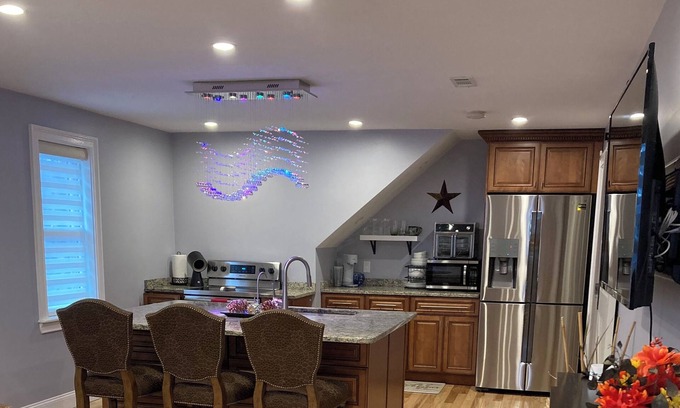 Salisbury Appartement | Beautiful 3rd FL apartment, queen and twin bed, central A/C,5min drive to beach.