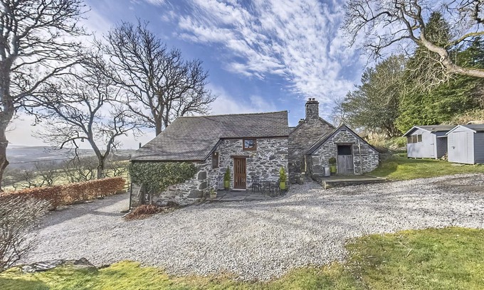 Betws Gwerfil Goch Maison | Beautiful 16th Century Ty Cerrig Cottage -set in stunning grounds with great vie