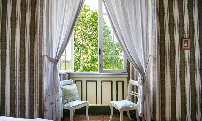 Laussou Maison | Beautiful 12th century castle in lush green valley