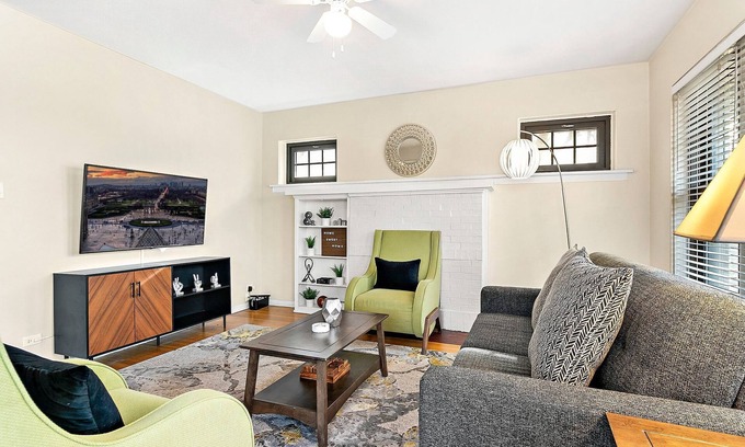 Hyde Park Appartement | Beautiful 1BR Home in Historic Hyde Park Near University of Chicago