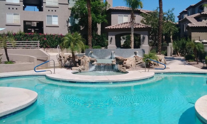 Mountain Park Ranch Copropriété | Magnifique condo au 1er étage à Ahwatukee avec piscine chauffée.