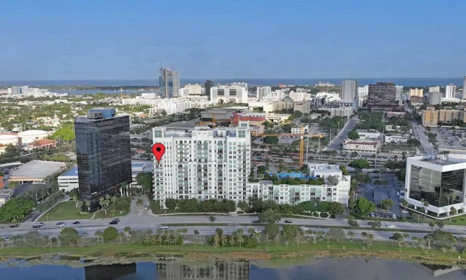 West Palm Beach Copropriété | Beautiful 2/2 Corner Unit in WPB