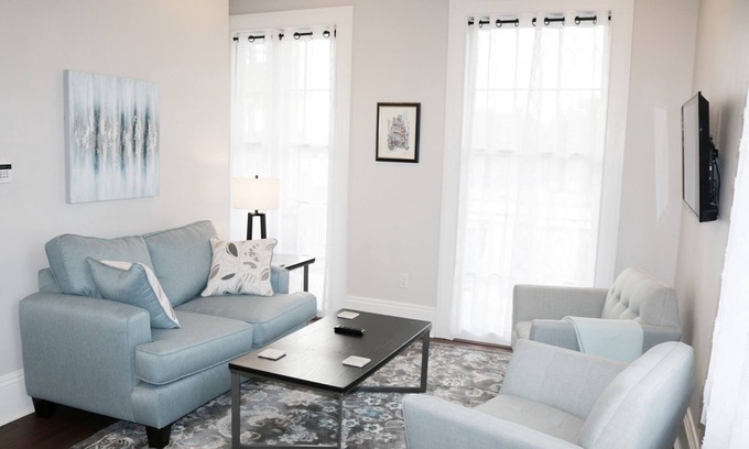 Lower Garden District Copropriété | Beautiful 2 BD w/ Balcony, 1 Block off St. Charles