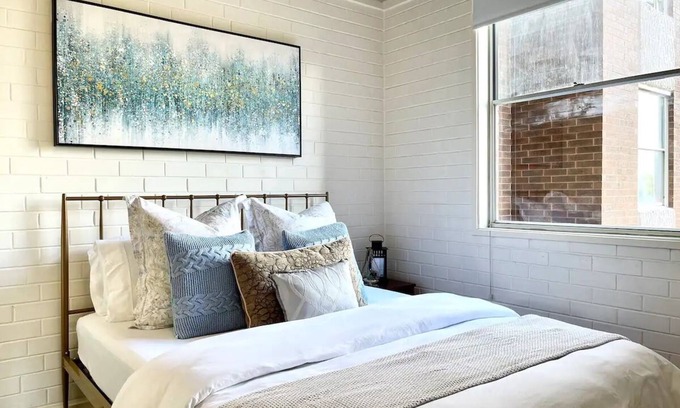 Parkville Appartement | Beautiful 2 Bedrooms w Kitchen & Carpark 🌹