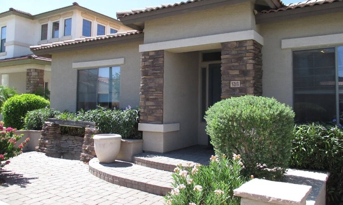 Glendale Maison | Beautiful 2 Bedroom & 2 Bath Home Located in a gated community in Glendale, AZ.