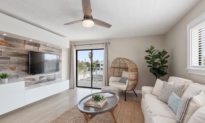 Key Largo Copropriété | Beautiful 2 Bedroom Condo with Dock Slip and Pool