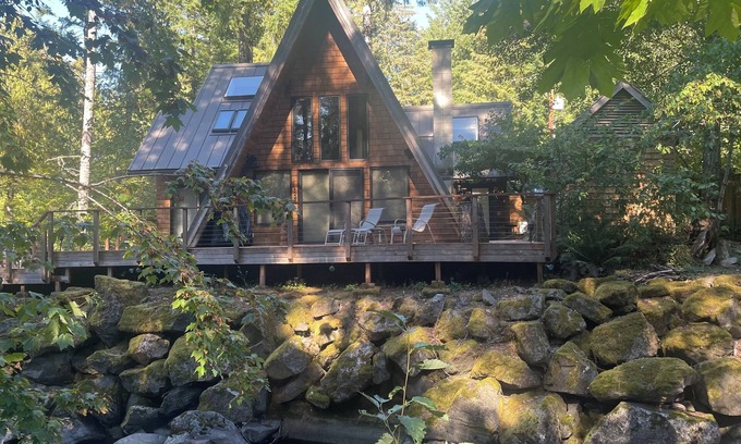Packwood Cabine | Beautiful 2-bedroom cabin beside a creek in relaxing Packwood with WiFi, AC