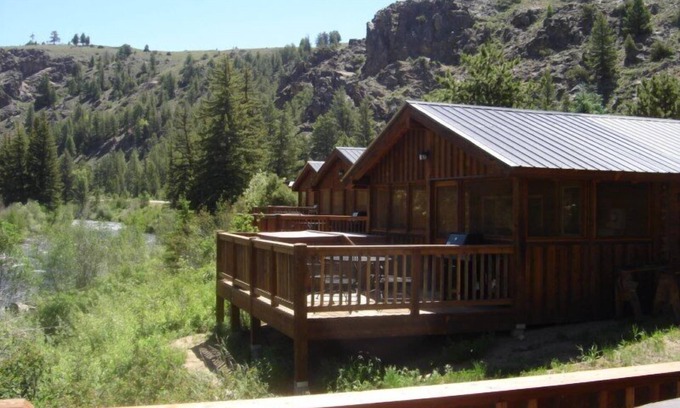 Almont Cabine | Beautiful 2 Bedroom Cabin on Taylor River with Private Hot Tub