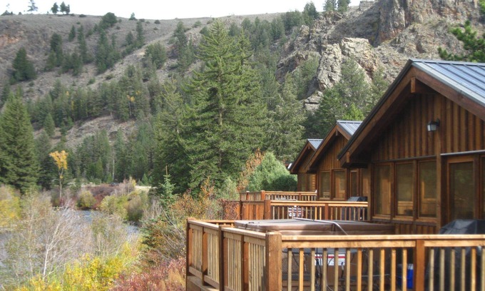 Almont Cabine | Beautiful 2 Bedroom Cabin on Taylor River with Private Hot Tub