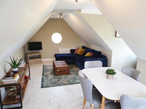 Chippenham Maison | Beautiful 2 bedroom guest house with private pool in Lacock, Wiltshire