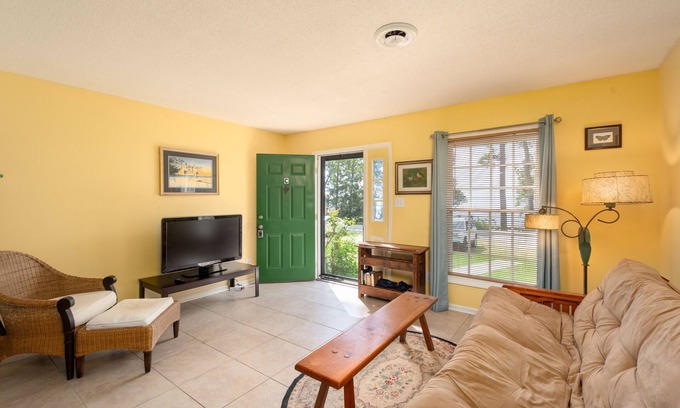 Lake Waccamaw Maison | Magnifique 2 BR, 1. 5 BA Lakefront Condo - Linge de maison, animaux domestiques, kayaks, engins de pêche !!!