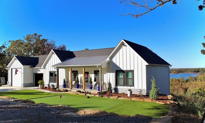 Eufaula Maison | Beautiful 2 level, 4 bedroom, 3 1/2 bathroom home with View of Lake Eufala