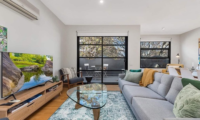 Collingwood Appartement | Beautiful 2-Storey Unit with Balcony near Smith St