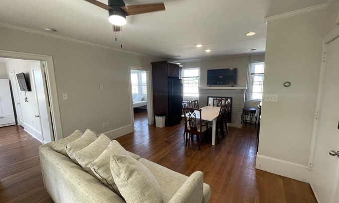 North End Copropriété | Beautiful 2BD / 2BA Condo, steps from Asbury Avenue. Sleeps up to 7!