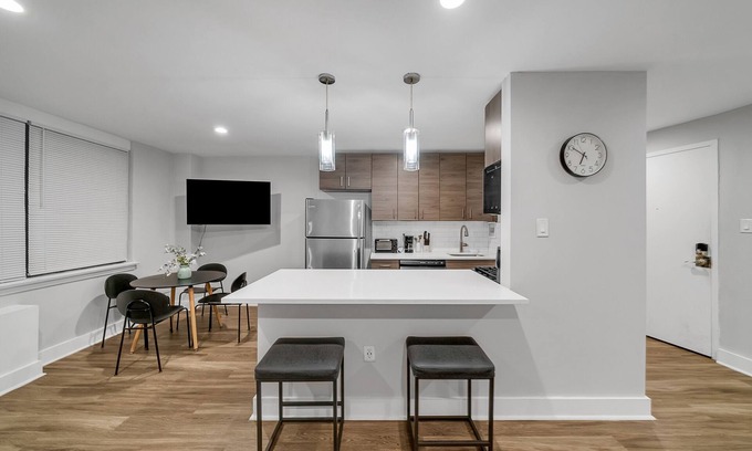 East Falls Appartement | Beautiful 2br Condo in a Highrise, Parking, Gym!