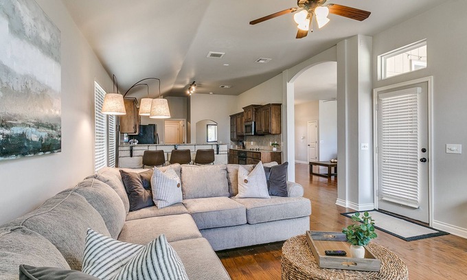 Edmond Maison | Beautiful 3 bed in Family Friendly Neighborhood
