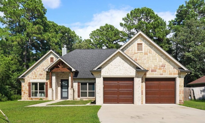 Flint Maison | Beautiful 3-bedroom, 2 Bath New Build Home on Lake Palestine with WiFi, AC