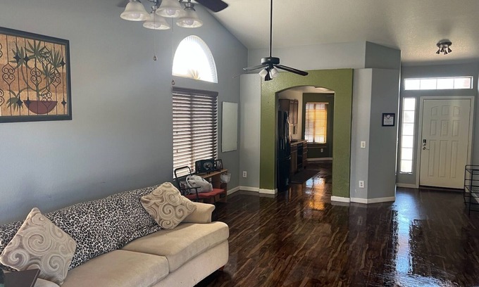 Glendale Maison | Beautiful 3 bedroom, 2 bathroom, walking distance to StateFarm Stadium/West Gate
