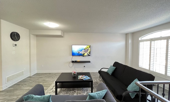 Meadowvale Village Maison | Beautiful 3 bedroom & 3-bathroom vacation home near Toronto Pearson Airport