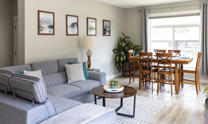 Revelstoke Maison | Beautiful 3 Bedroom House w/ Hot Tub & Private Yard - 2 Minutes to RMR