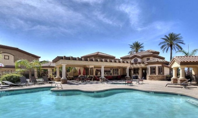 Parkwood Ranch Copropriété | Beau condo de 3 chambres à quelques pas de la piscine et du bain à remous.