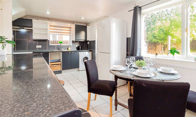 Eight Ash Green Maison | Beautiful 3 Bedroom Home with Parking & Garden