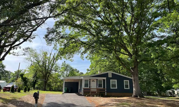 Laurel Maison | Beautiful 3-bedroom house with WiFi, AC