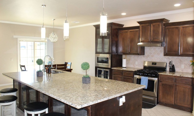 Yukon Maison | Beautiful 3-bedroom house with Office and Den in fabulous Surrey Hills Yukon, OK