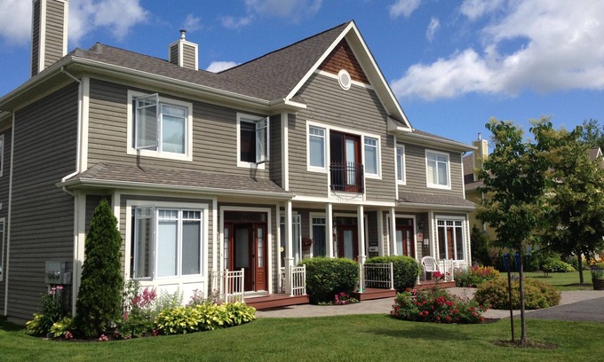 Magog Maison | Belle maison de ville 3 chambres face au lac à pied de la ville!