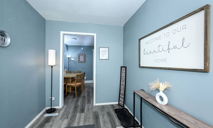 Firestone Park Maison | Beautiful 3 BR house in Akron,King bed , Smart Tv in each room & Firepit