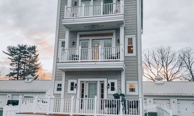 Summit Station Maison | Beautiful 3 story home on the lake, master suite's on 1st & 3rd floors...