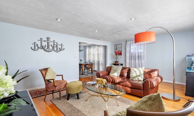 Waltham Appartement | Beautiful 3BD/1BA apartment W Parking 7631