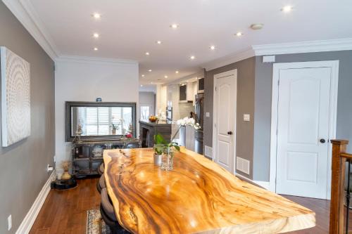 Old East York Maison | Beautiful 3BR House in the Heart of Greek Town