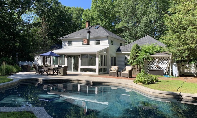 Hampton Falls Maison | Beautiful 4 bdr. with pool close to HamptonBeach, Portsmouth, & Newburyport Ma