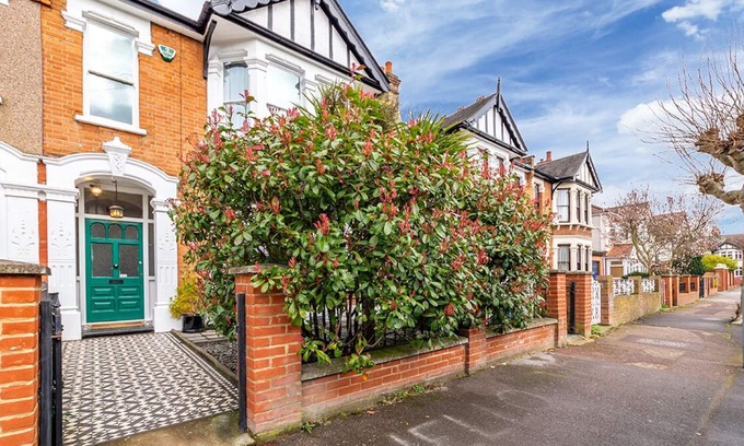 Redbridge Maison | Beautiful 4 bed 3 bath family home next to parks, shops, central London trains