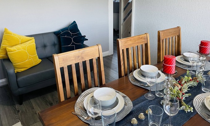 Bloxwich Maison | Beautiful 4-Bed House in Birmingham AIRPORT NEC