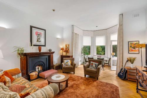 Frognal and Fitzjohns Maison | Beautiful 4 bed in Hampstead with Garden & Parking