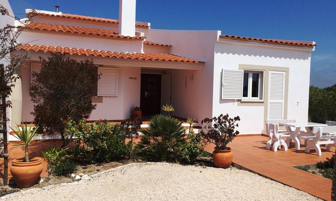 Aljezur Villa | Une spacieuse villa privée, pour votre plaisir avec une piscine chauffée sécurisée