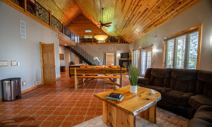 Backus Cabine | Beautiful 4-bedroom Lakefront cabin on Portage Chain of lakes in Backus