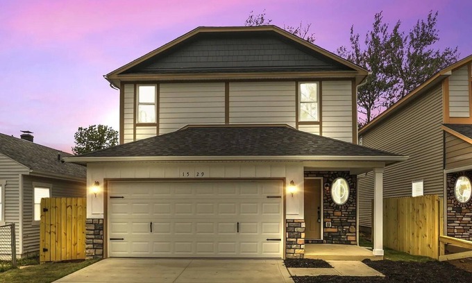 Columbus Maison | Beautiful 4 Bedroom Vacation Home in Columbus Ohio with Garage Parking
