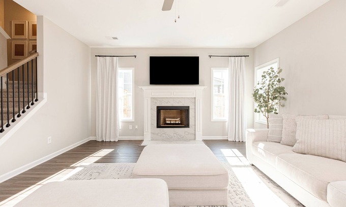 Perry Maison | Beautiful 4BR | Fenced Yard | Family & Pets