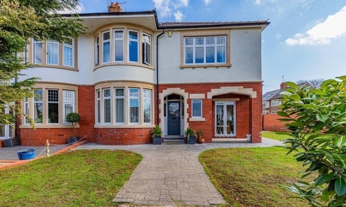 Cyncoed Maison | Beautiful 5 bedroom House in smart suburb. Close to beautiful Lake & Parkland.