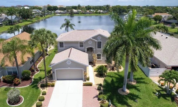 Beachwalk Isles Maison | Beautiful 5 Bedroom Pool Home on the Water!