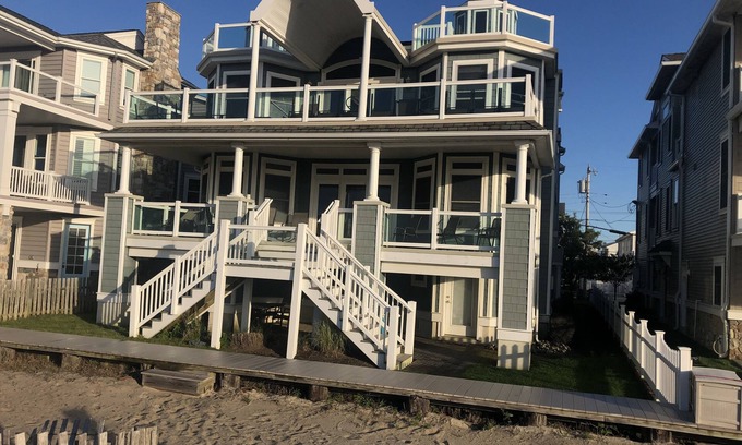 South End Copropriété | Beautiful 5 Bedroom Ocean Front Home