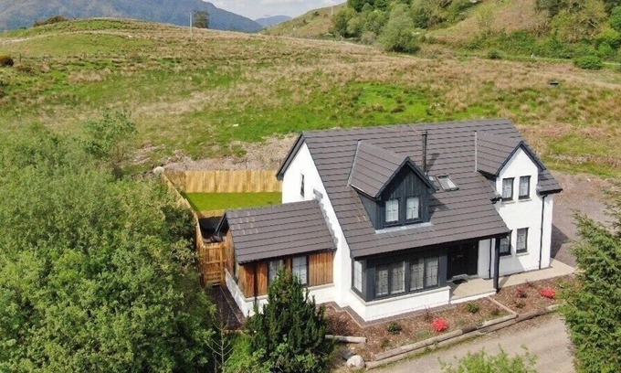 Taynuilt Maison | Beautiful 6 bedroom home with hot tub near Oban