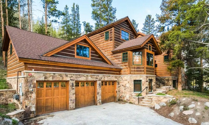 Keystone Maison | Beautiful 6BR home in West Keystone - w/ private hot tub, fireplace, and more!
