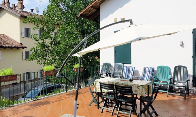 San Damiano dʼAsti Villa | Belle maison de vacances pour 2 personnes avec piscine, TV, balcon, animaux admis et parking
