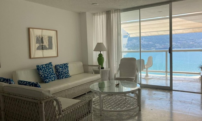 Club Deportivo Appartement | Beautiful apartment on the beach overlooking the beautiful Acapulco Bay.