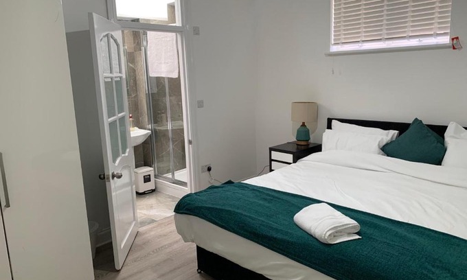 Loxford Maison | Beautiful All room En-suite 4 bedrooms house , Free parking, WiFi, Corporate, Contractors, Family relocation, CONTACT US FOR LONG TERM RATE